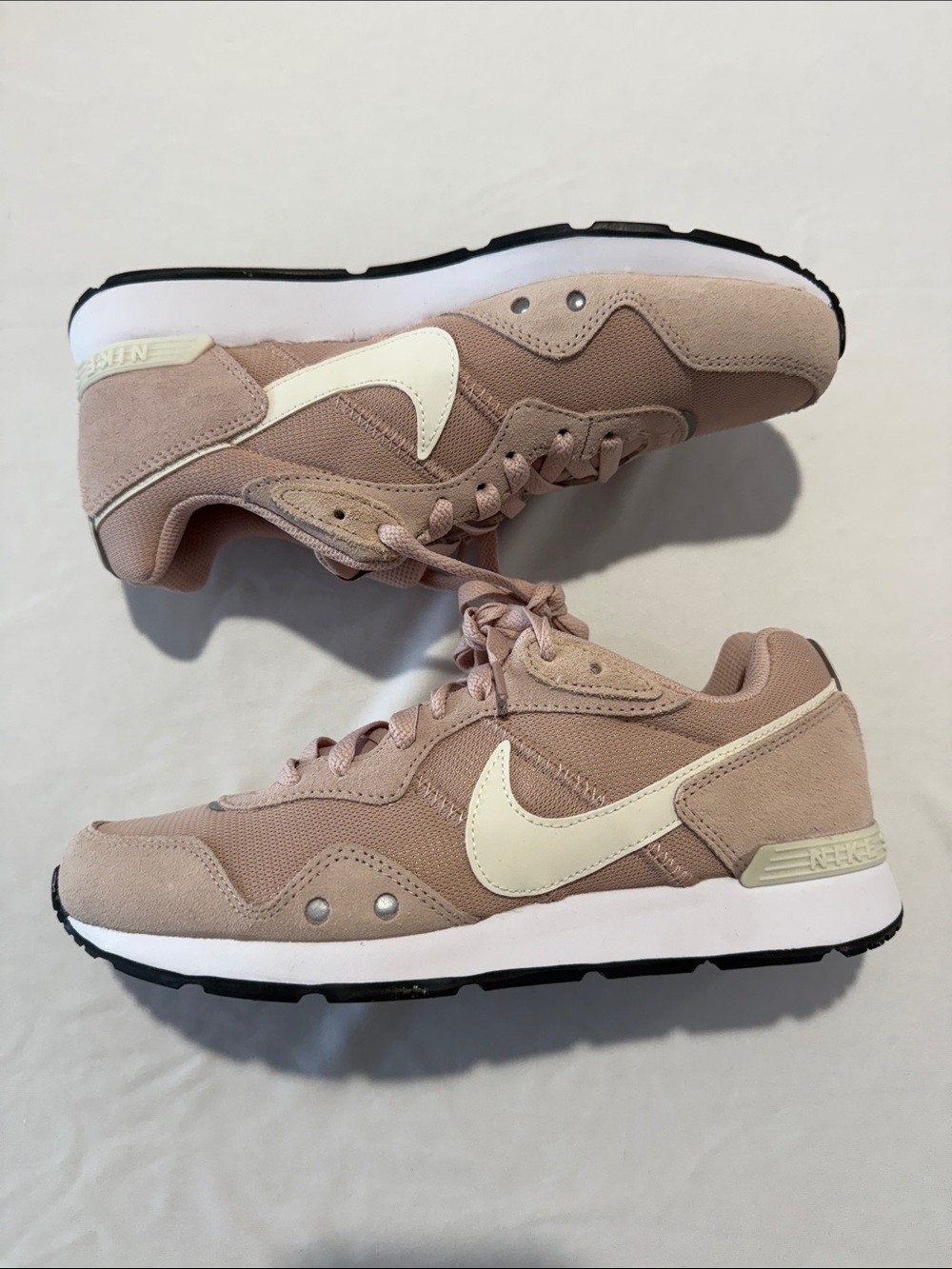 NEW Nike Women’s Venture Runner Sneakers - Blush & Cream